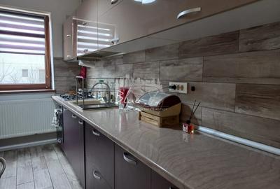 Apartament cu 3 camere decomandat, mobilat în Primo