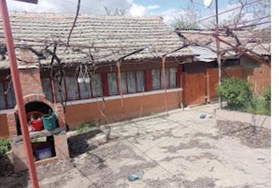 Casă cu Teren 13000 Mp în Central