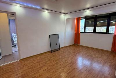 Apartament cu 3 camere semidecomandat în Hipodrom