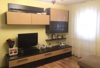 Apartament cu 3 camere semidecomandat în Baza 3 - 6