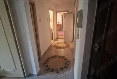 Apartament cu 3 camere semidecomandat în Roșiori de Vede - 1