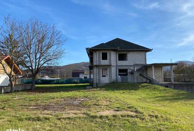 Casă cu 6 camere cu Teren 1800 Mp în Iclod - 10