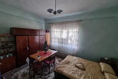 A 42 Proprietarul vinde apart 2 camere in vila linga Casa Memoriala George Bacovia, zona centrala - 2