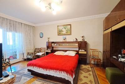 Apartament cu 3 camere decomandat în Titan