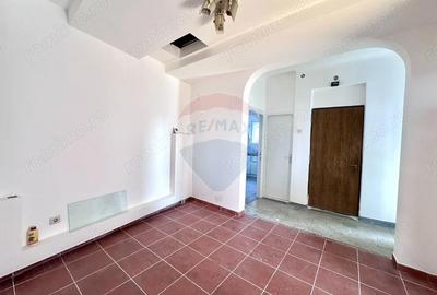 Apartament cu 4 camere decomandat în Central - 2