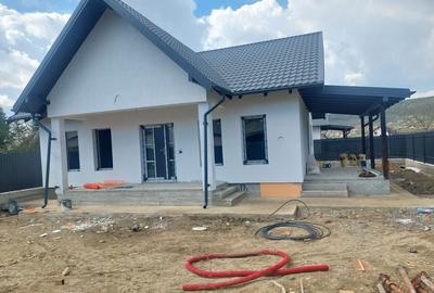 Casă cu 4 camere în Central - 2