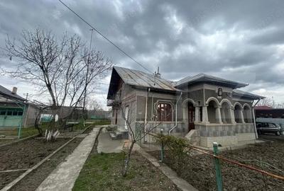 Casă cu 3 camere cu Teren 2700 Mp în Central - 2