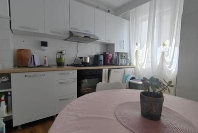3 camere - zona Han - etaj 3/4 - decomandat - 63 mp - balcon - 3