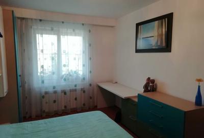 Apartament cu 3 camere decomandat în Sisești