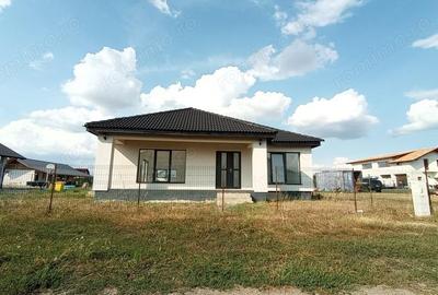Casa noua spa?ioasa cu teren mare Casa noua spa?ioasa cu teren mare - 1