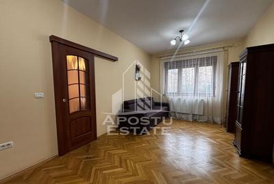 Apartament cu 4 camere semidecomandat în Central