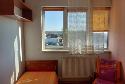 Agent Cristi SRL ofer cu 125 EURO, 1 camera separata intr un ap. de 4 camere total separate, ba - 4