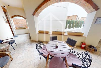 Investitia ideala - Pensiune, zona centrala - 14 camere, 2 apartamente - 21