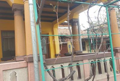 Casă cu Teren 330 Mp în Central - 2