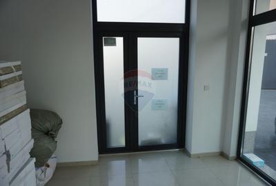 Spațiu comercial, de 65 mp, în Central - 4