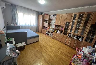 Apartament cu 2 camere decomandat în Valenta