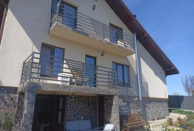Casă individuală cu 4 camere în Curtești