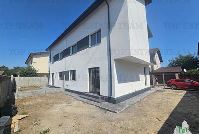 Vila cuplata 4 camere+mansarda in Rosu