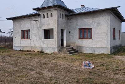 Vand casa in Poiana Lacului la 15 minute de Pite?ti la 15 km ?i la 300 m de centru comunei - 3
