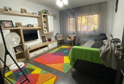 Apartament cu 3 camere semidecomandat în Militari
