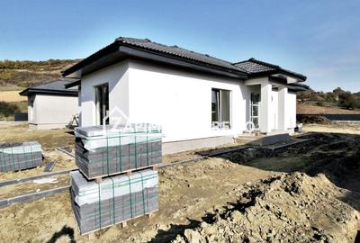 Casă la cheie  pe 1 nivel  4 cam. 2 bai ,650 mp. teren - 21