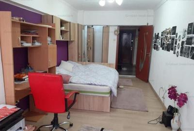 Apartament cu 3 camere decomandat în Independenței