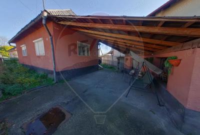 Casă cu 5 camere cu Teren 583 Mp în Sud