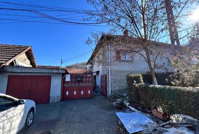 Casă cu 10 camere cu Teren 250 Mp în Bocșa