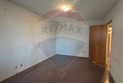 DE VANZARE Apartament cu 4 camere in zona 1 DECEMBRIE 1918 - 3