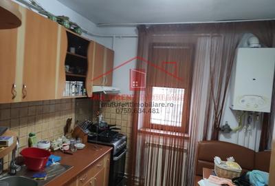 Apartament 3 camere - str.Isaccei - centrala pe Gaz! - 2