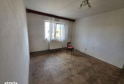 Apartament cu 2 camere semidecomandat în Florilor