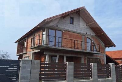 Casă cu 5 camere cu Teren 430 Mp în Central