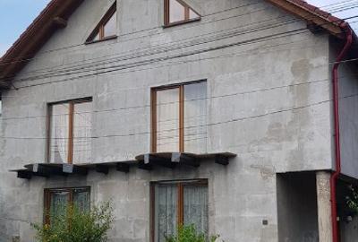 Casă cu 5 camere cu Teren 1200 Mp în Central - 1