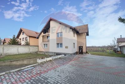 Casă cu 7 camere cu Teren 500 Mp în Central - 1