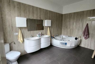 Casă cu 10 camere cu Teren 26417 Mp în Vălenii de Munte - 2