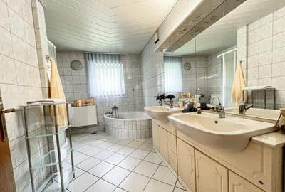 Casă cu 8 camere cu Teren 1800 Mp în Central - 4