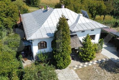 Casa de vacanta 215 mp si 4000 mp teren, zona Lelesti