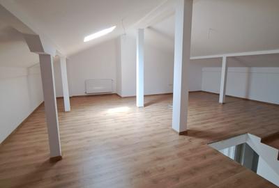 Casă cu 4 camere în Roșu