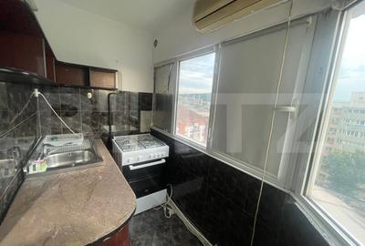 Apartament de vanzare, cu 3 camere, decomandat, 84 mp, zona pasaj Nicolina - 13