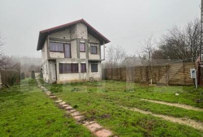 Casă cu 6 camere cu Teren 811 Mp în Central