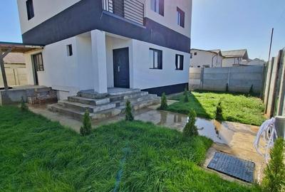 Casă individuală cu 4 camere cu Canalizare în Central - 2