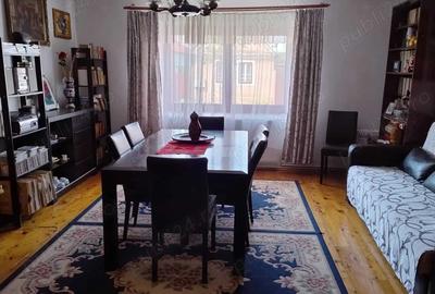 Casă cu 5 camere cu Teren 1100 Mp în Petrești - 2