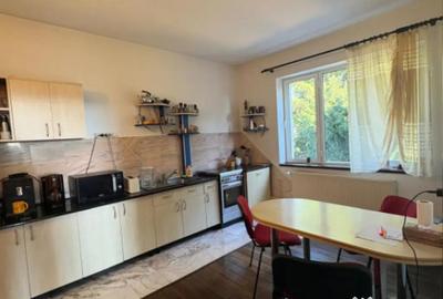 Casă cu 5 camere cu Teren 1500 Mp în Central - 2