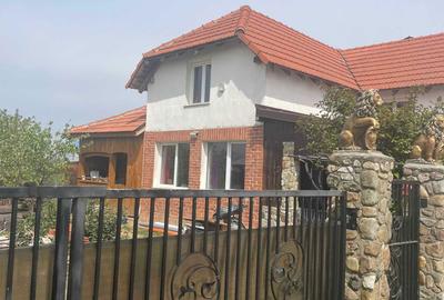 Casă cu 4 camere în Leș