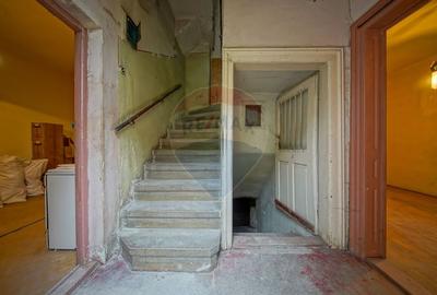 Vila pe str Alexandru Ioan Cuza, 10 camere, S + P + E, teren 282 mp - 6