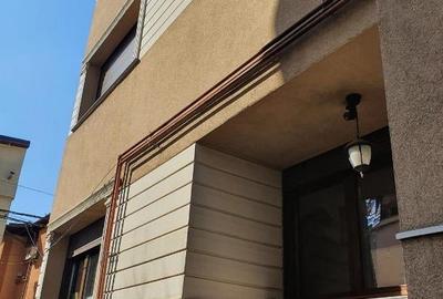 Piata Muncii-Decebal, vila singur curte ,12 camere - 4