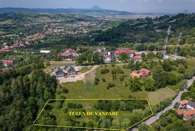 Teren Bran in centru cu priveliste catre castel - 3