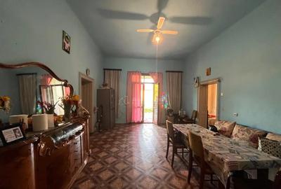 Casă cu 5 camere cu Teren 6500 Mp în Sacu - 15