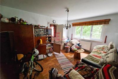 Apartament cu 3 camere semidecomandat în Gării