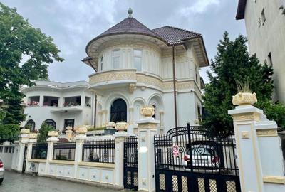 Casă individuală cu 8 camere cu Canalizare în Dorobanți - 1